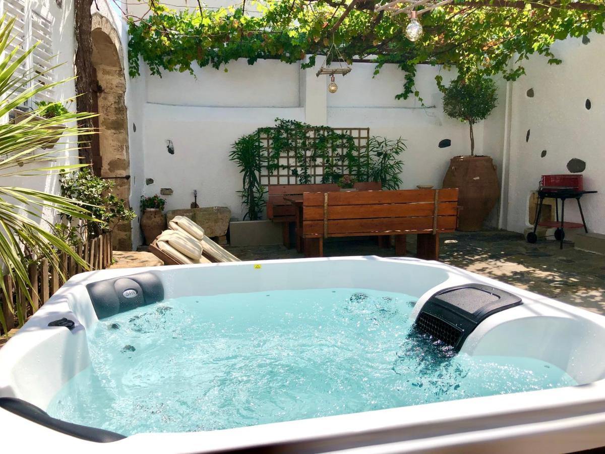 Avli Traditional Home With Private Jacuzzi ヘルソニソス エクステリア 写真